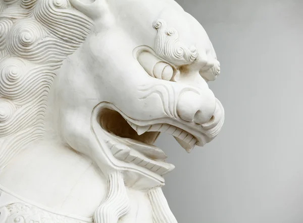 Çin aslanı heykeli yaklaş. — Stok fotoğraf