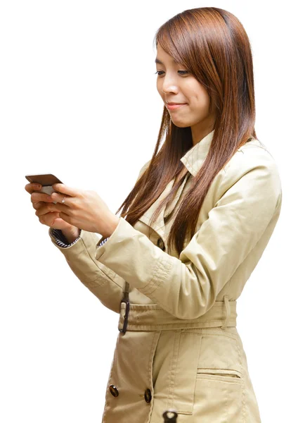 Žena pomocí mobilního telefonu sms — Stock fotografie