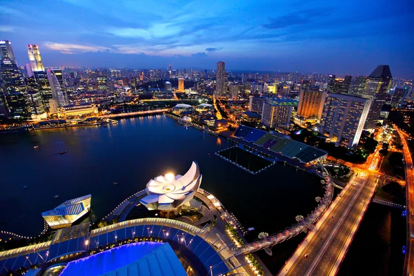 Ciudad de Singapur skyline por la noche — Foto de Stock