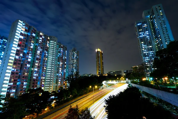 Nachtampelpfad und Stadt — Stockfoto
