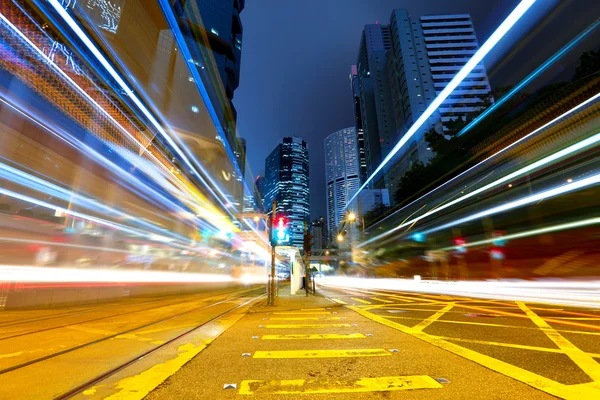 Trafik på staden på natten — Stockfoto