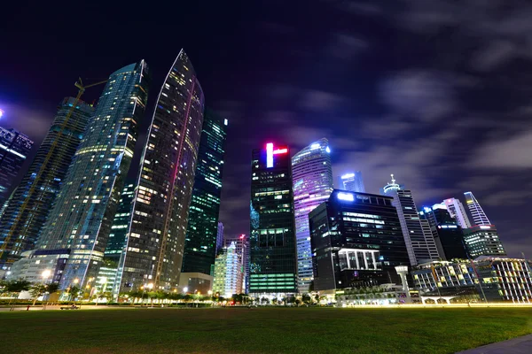 Singapore stadsbild på natten — Stockfoto