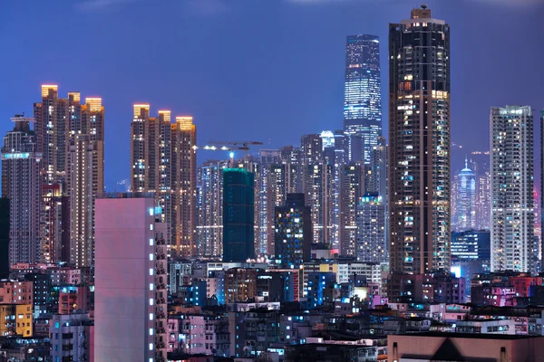 Гонконг с многолюдными зданиями по ночам — стоковое фото