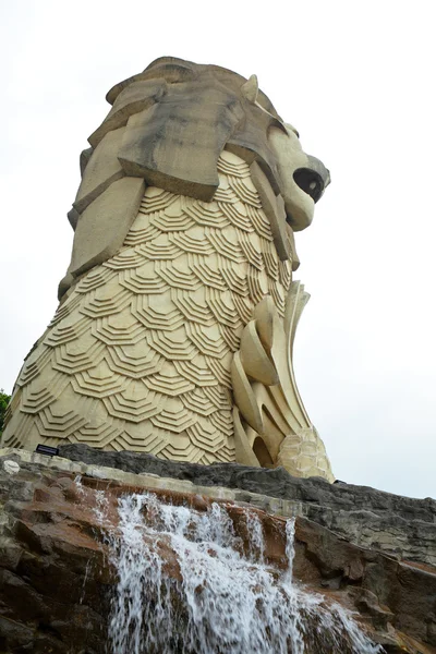 Riesige Löwenstatue — Stockfoto