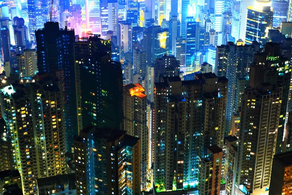 Hong kong s přeplněných budov v noci — Stock fotografie
