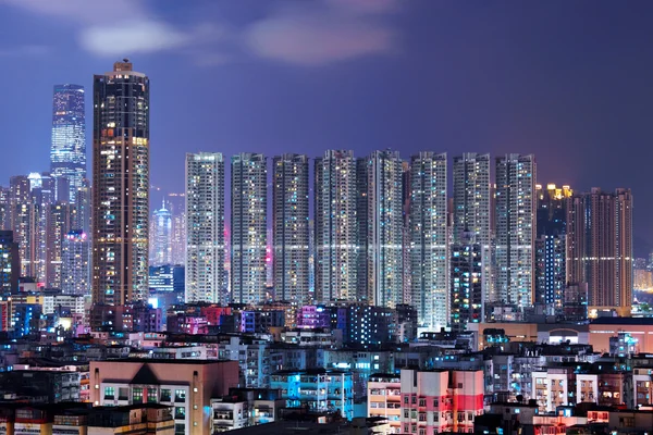 Hong Kong avec des bâtiments bondés la nuit — Photo