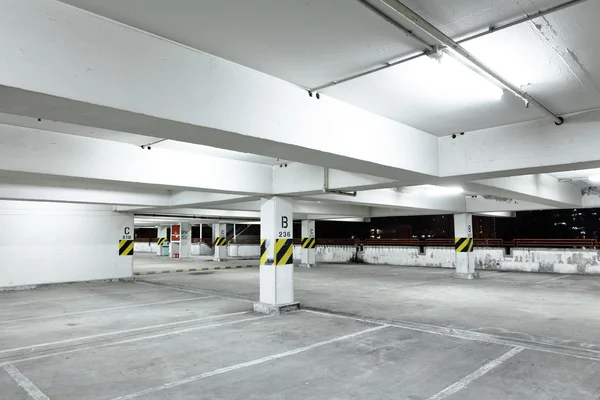 Garagem de estacionamento à noite — Fotografia de Stock