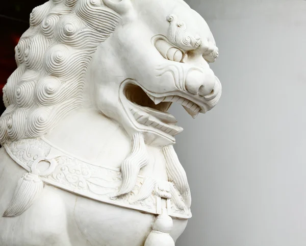Çin aslanı heykeli yaklaş. — Stok fotoğraf