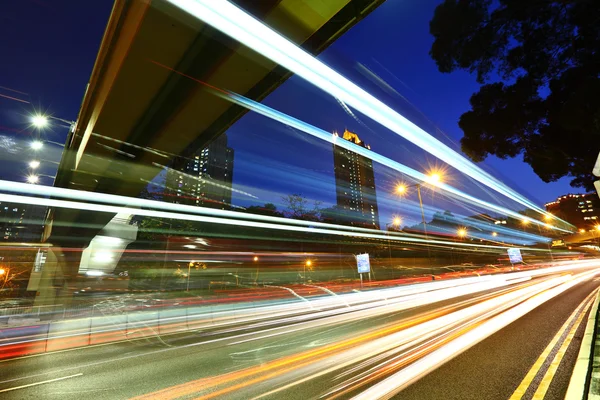Stad in nacht met drukke verkeer — Stockfoto