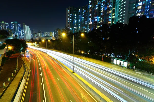 Autobahn in der Stadt bei Nacht — Stockfoto