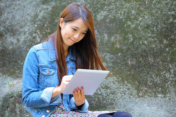 태블릿 컴퓨터를 사용 하 여 아름 다운 아시아 여자 — 스톡 사진