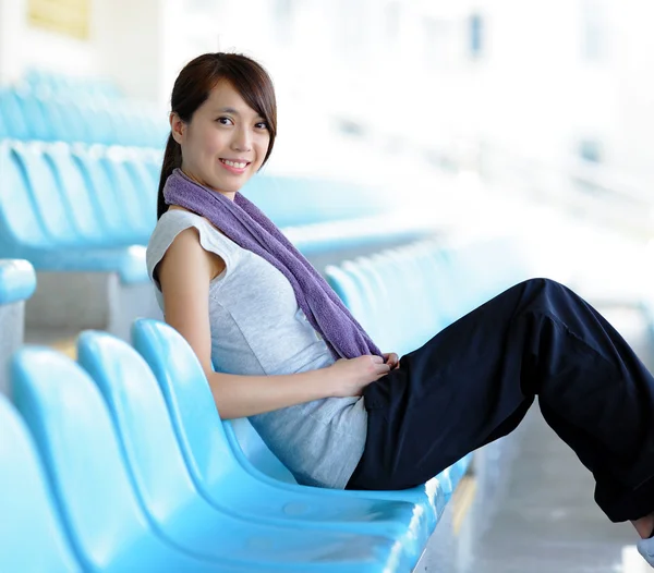 Sporty girl sit in sport arena — Stock Photo, Image