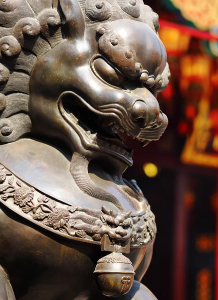 Lion de bronze dans le temple chinois — Photo