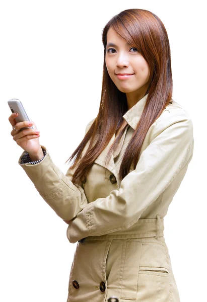 Aziatische jonge vrouw met behulp van mobiele telefoonbericht — Stockfoto
