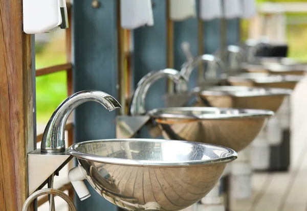 Lavabo ve musluklar açık — Stok fotoğraf