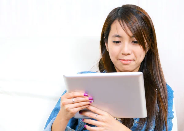 Ung asiatisk kvinna som använder surfplatta dator — Stockfoto