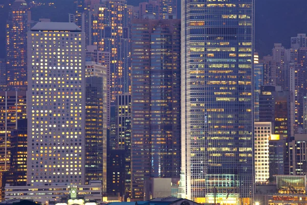 Obchodní budovy v noci v hong Kongu — Stock fotografie