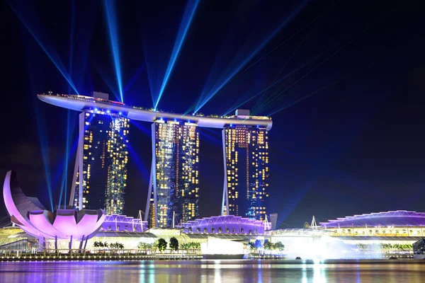 Singapore Skyline bei Nacht — Stockfoto
