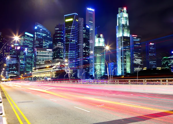 Сингапур ночью с дорожным движением — стоковое фото