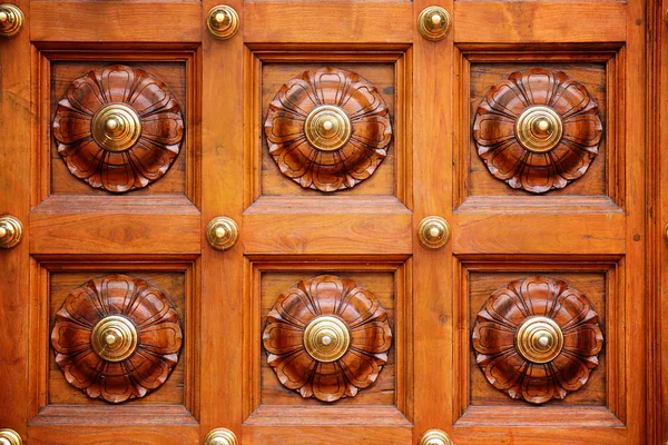 インド寺で梵鐘ドア — ストック写真