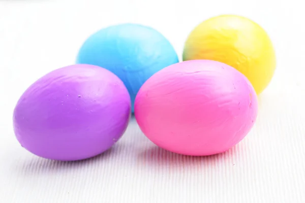 I bambini dipingono uova di Pasqua colorate — Foto Stock