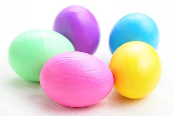 Niños pintan coloridos huevos de Pascua — Foto de Stock