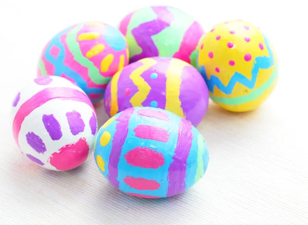 Niños pintan coloridos huevos de Pascua —  Fotos de Stock