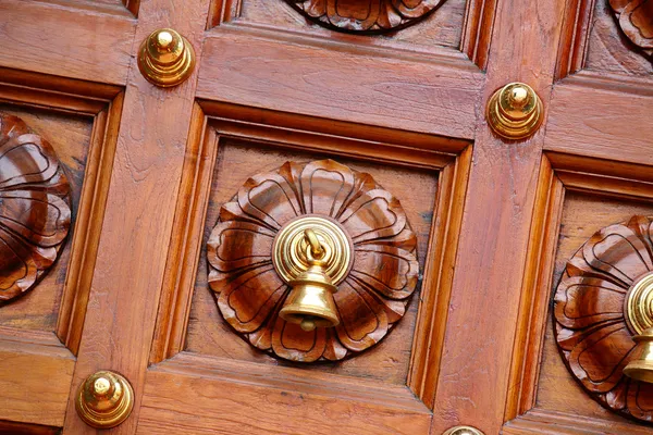 Tempel deur klokken in india tempel — Stockfoto