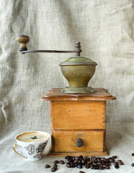 Ancient coffee grinder with grains — Stock Photo, Image