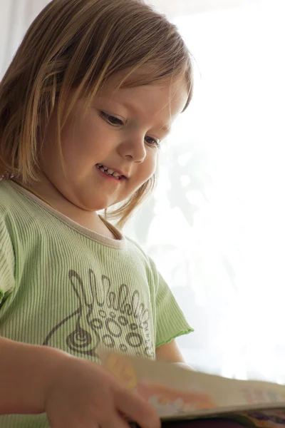 Girl with enthusiasm reads — Stock Photo, Image