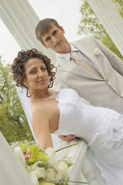 Pareja recién casada entre columnas — Foto de Stock