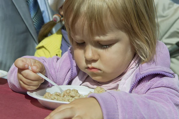 A menina com mingau de cereal de cevada de pérola — Fotografia de Stock