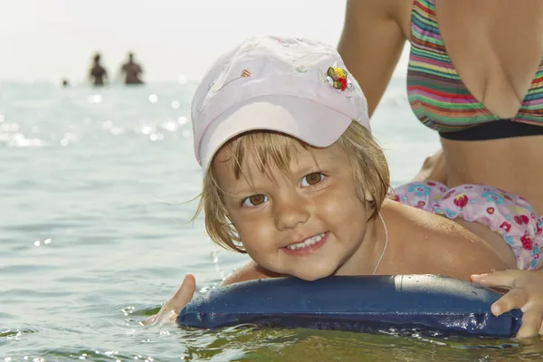 Ребенок плавает — стоковое фото