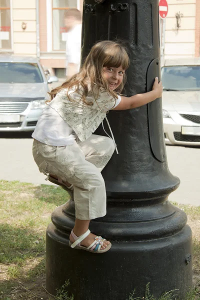Het kind op een kolom — Stockfoto