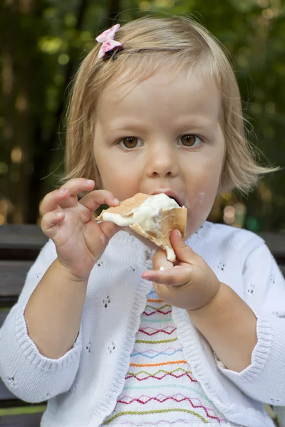 El niño con el helado —  Fotos de Stock