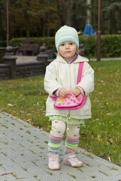 A criança com uma bolsa feminina — Fotografia de Stock