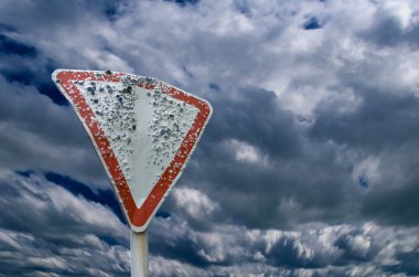 señal de tráfico disparó contra un cielo nublado