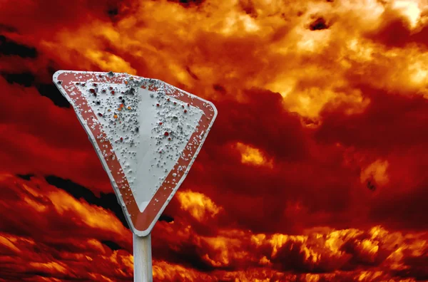 Znak drogowy strzał z pochmurnego nieba — Zdjęcie stockowe