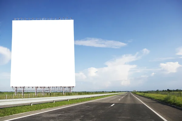 Рекламный щит на шоссе, концепции безопасности дорожного движения . — стоковое фото