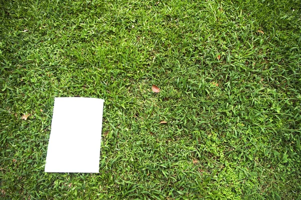 Wit bord op het veld — Stockfoto