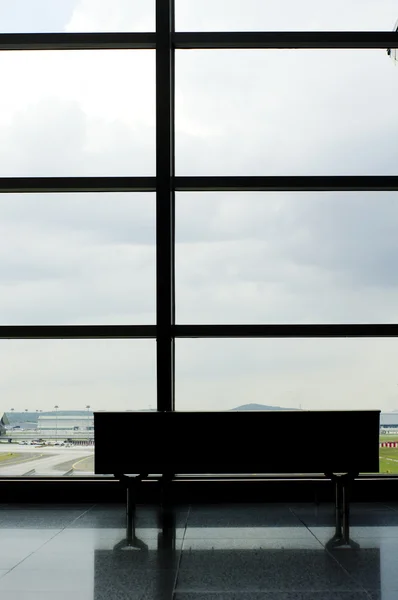 Trânsito no lobby do aeroporto com painéis de vidro — Fotografia de Stock