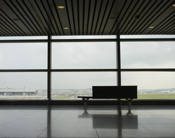 Transit i flygplatsen lobby med glaspaneler — Stockfoto