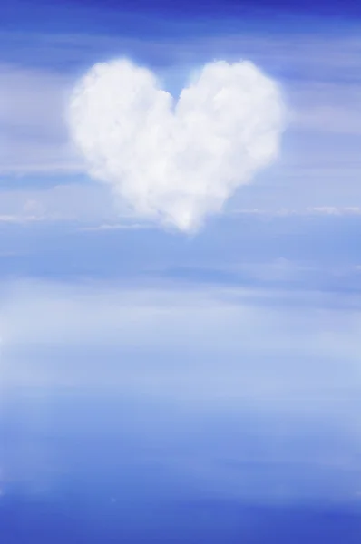 Forma do coração nas nuvens — Fotografia de Stock