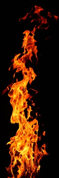 Flamme eines Feuers in der Nacht in rot und schwarz — Stockfoto