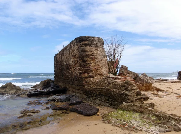 Vecchio muro rotto sulla spiaggia — Foto Stock