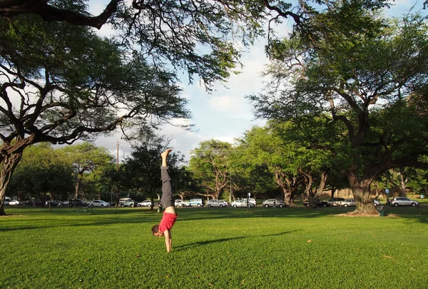 Handstanding Kapiolani Park — Stock fotografie