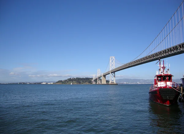Barco de bomberos atracado frente al Puente de la Bahía — Foto de Stock