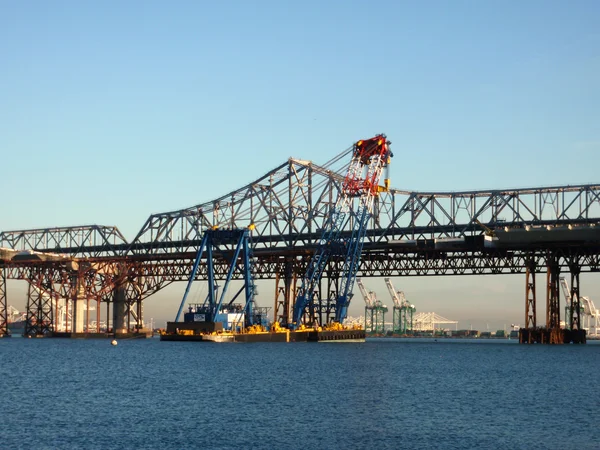 Large Crane on Barge lifts section of bridge into place — Stock Photo, Image