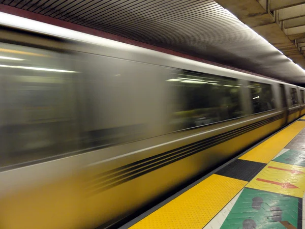 Train speeds through station — Stock Photo, Image