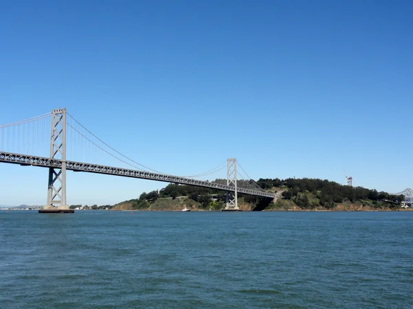 San Francisco Bay Bridge i Bay jako most wchodzi w Yerba Bue — Zdjęcie stockowe